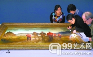 中英两国工作人员对英国画家伊丽莎白·巴特勒的画作《加入康诺特的游骑兵》进行开箱点验。