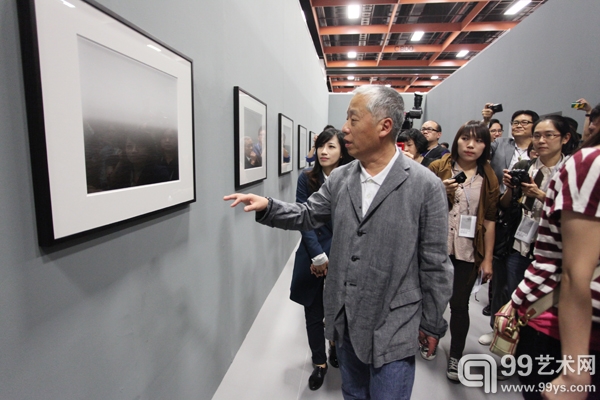 杉本博司亲临台北国际艺术博览会现场导览作品