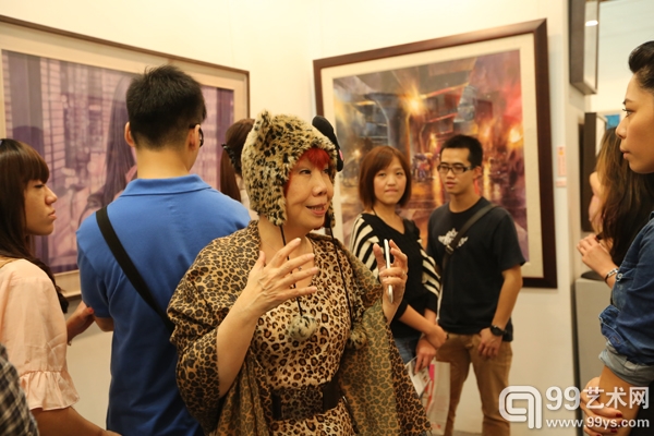 知名策展人陆蓉之身著豹纹装在艺博会现场导览，吸引许多观众目光