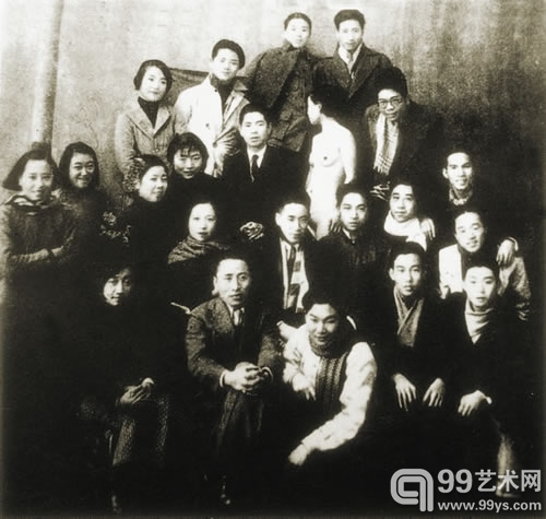刘海粟与人体模特合影