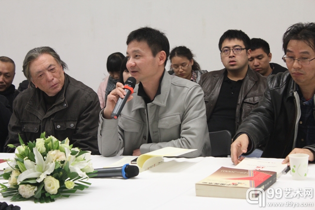 邹跃进美术理论与批评文集《立场》首发式暨研讨会现场：批评家杨卫主持研讨会