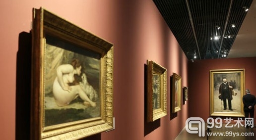 展厅用不同颜色进行主题分割，以便参观者欣赏作品。