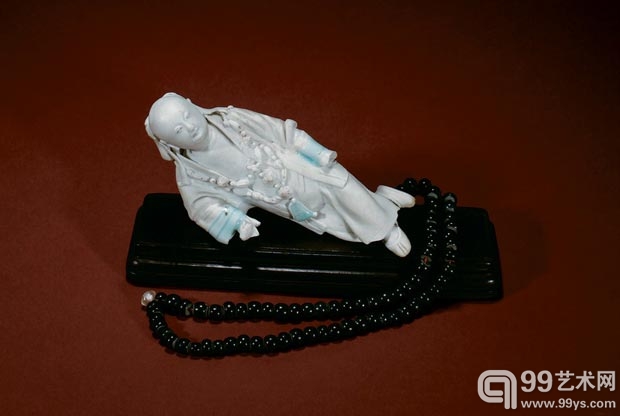 元 湖田窑青白釉涩胎“睡梦童子”造像    长16.5cm