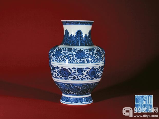 清乾隆 青花缠枝莲纹铺首尊  高25.5cm