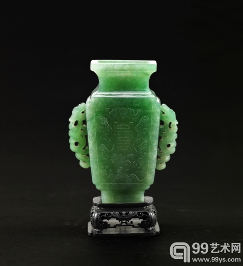清乾隆 翡翠雕福寿纹螭龙耳四方瓶H:11.2cm