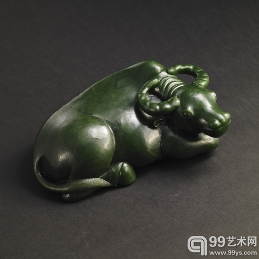 清乾隆 碧玉圆雕卧牛摆件L:28cm