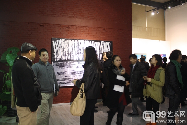 艺术爱好者们在展厅互相交流