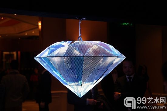 周长永作品，作者用LED屏和动画、实时影像创作了一颗巨型“砖石”.jpg