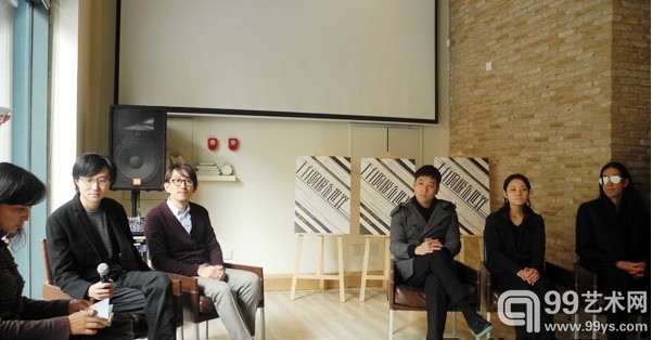 “平行的极东世界”媒体见面会现场 从左至右:A4当代艺术中心展览学术部李杰、策展人金岛隆弘、艺术家名和晃平、平良美树、志村健太郎（SHIMURAbros）