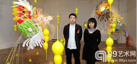 蔡筱淇(右)和吉川公野在个展上(摄影：Michael Bowles)