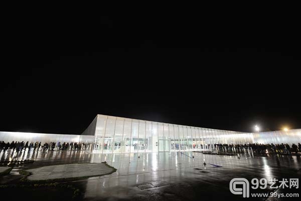 耗资近两亿欧元的法国卢浮宫朗斯分馆夜景