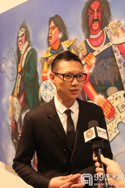 策展人李俊毅在接受99艺术网采访