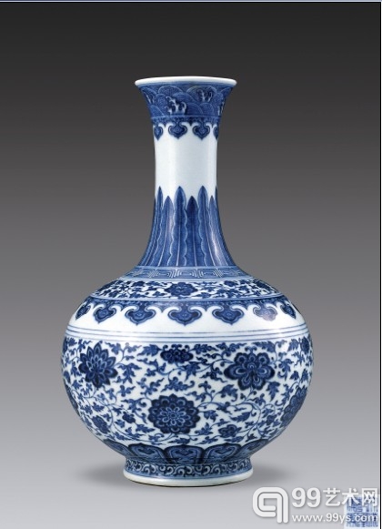 清乾隆 青花缠枝花卉赏瓶 “大清乾隆年制”篆书款 H 37.2 cm 成交价：345万元