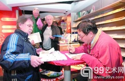 新年伊始，法国国家邮政总局集邮公司商店“墨方厅”内热闹非凡。1月4日，中国生肖蛇年系列邮票和纪念封发行仪式在这里举行。中国驻法国大使孔泉应邀出席。