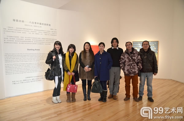 开幕式 嘉宾合影-左起艺术家罗蔷，李薇对画空间艺术总监李颖，艺术家卢曦，刘夏，董鹤，赵亚楠