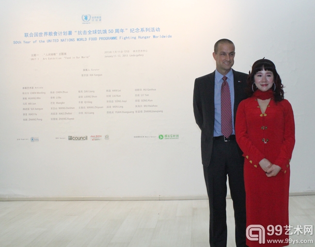 联合国世界粮食计划署驻中国代表Brett Rierso与林大艺术中心负责人Linda女士
