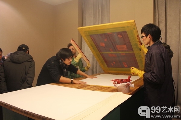 “家作坊”现场印制批评报纸