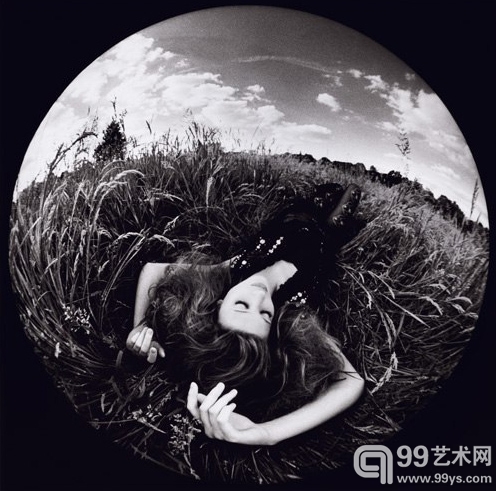 索尔夫·桑斯博 《努特·西雅身着香奈儿2002秋冬高级成衣系列雪纺纱刺绣连衣裙》