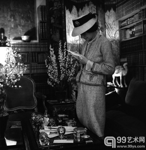 塞西尔·比顿 《阅读中的嘉柏丽尔·香奈儿》