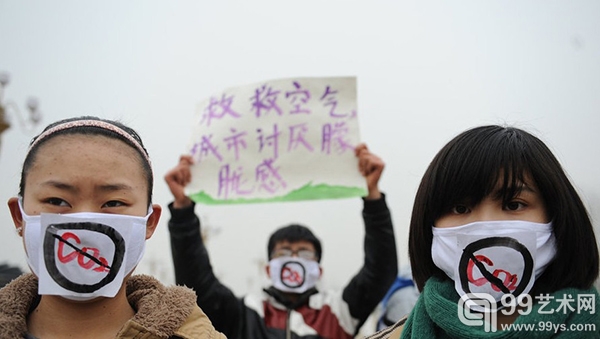 2013年1月15日，山东聊城大学的90后大学生在街头用行为艺术的方式倡导低碳生活。董光强/CFP