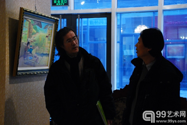 艺术家胡新与友人交谈.jpg