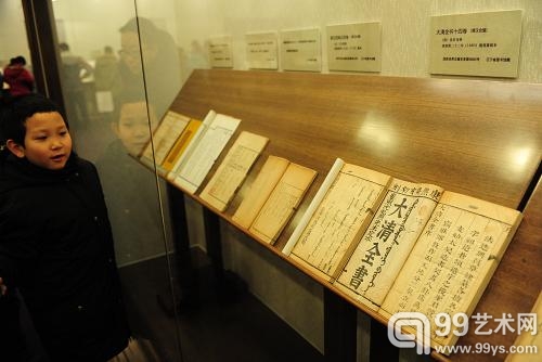 1月20日，一个孩子在辽宁珍贵古籍特展上参观展品