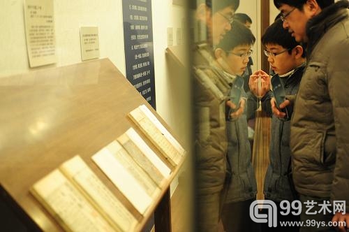 1月20日，参观者在宁珍贵古籍特展上参观展品
