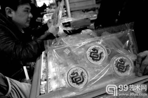 蛇年纪念币吸引了众多购买者