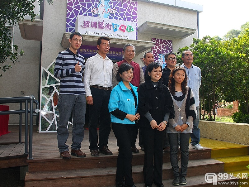 国内玻璃艺术家们在创意馆前与新竹市文化局陈副局长共同欢迎参观