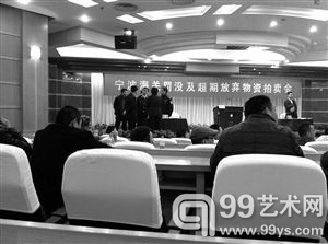 拍卖会被多次冲击后中断，公安、海关、拍卖公司人员商议要不要继续拍卖