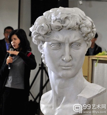 1月23日，在台北历史博物馆，本次展览的策展顾问刘俊兰向观众介绍米开朗基罗雕塑品《大卫头像》的石膏复制展品