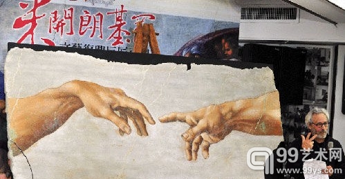 1月23日，在台北历史博物馆，意大利湿壁画大师安东尼奥·德维托讲述米开朗基罗湿壁画《创造亚当之手》复制品的特色。湿壁画，是一种十分耐久的壁画，绘制时先上粗灰泥，后上细灰泥，然后以水调和颜料作画。