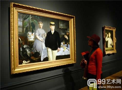 2013马奈大型回顾展展览现场，人们在驻足欣赏展出的马奈作品