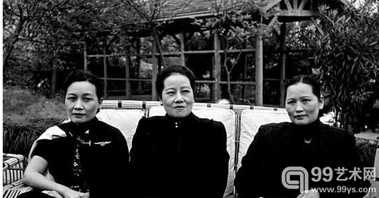 宋氏三姐妹在应重庆中央广播电台及国际广播电台的邀请发表演说时的合影