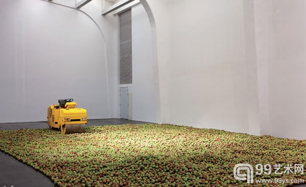 作品《2006.09.02》一直以方案保存。开展前两小时，展出方才把8吨苹果铺满，展览期间，这些苹果慢慢腐烂。 