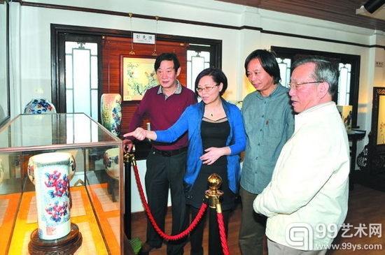 孔繁德（左一）和秦锡麟（右一）黄焕义（右二）在展览中 