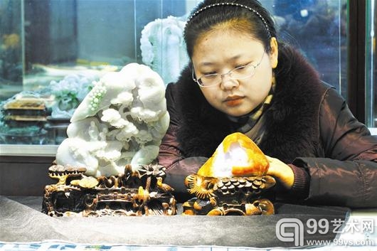 “这两年翡翠行情不太好，但真正好的东西仍涨得厉害。”逢年过节是翡翠消费的旺季，收藏翡翠二三十年的杨建平，这几天很有点忙，不停地有人来咨询翡翠的价格。