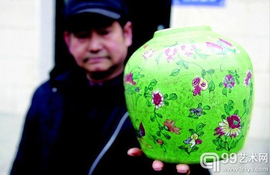 林文银向记者展示他祖传的瓷器。