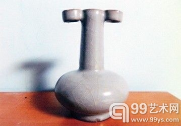 宋官窑贯耳直颈瓶