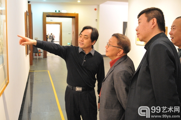 嘉宾们参观展览