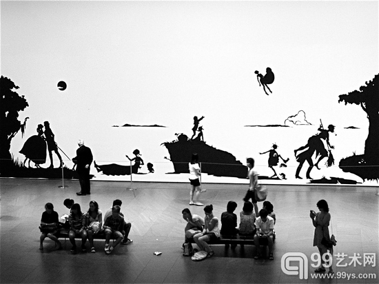卡拉·沃克的剪纸装置作品在纽约现代艺术博物馆展出。