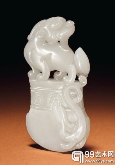 清十八世纪　白玉神兽钺形佩