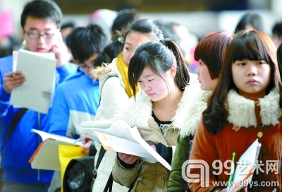 近日，在位于济南舜耕会展中心的山东工艺美术学院现场报名点，考生在排队等候报名。