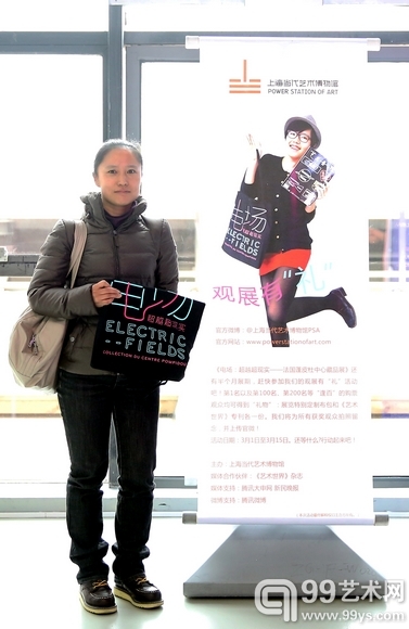 1，观展有“礼”活动的第100名获奖者，上海华林中学的教导主任王女士