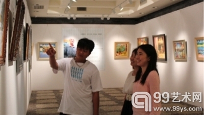 观众在观看油画展
