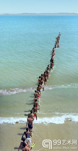 Francis Alÿs，《在掉进河里之前不要跨这座桥，直布罗陀海峡》，2008，影像、照片记录的行为表演，照片由罗伯特•鲁瓦尔卡瓦拍摄-2