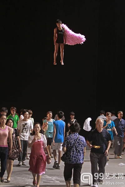 汪建伟，《欢迎来到真实的沙漠》，2010，5频高清影像，彩色，立体声，第五版，由长征空间提供