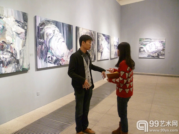 99艺术网编辑现场与策展人戴卓群进行交流