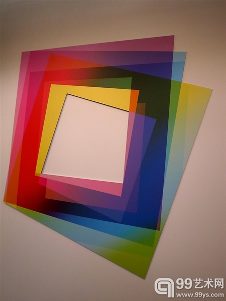 在恒星光芒画廊（Stellar Rays）与高等画面画廊（Higher Pictures）的共享展位上，阿蒂·维尔坎特（Artie Vierkant）的作品