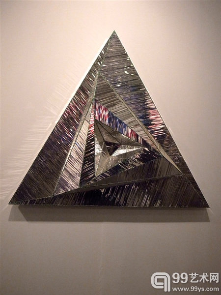 艺术家穆尼尔·法尔玛法尔玛尼亚恩（Monir Farmafarmaian）的作品《三角形》（Triangle）